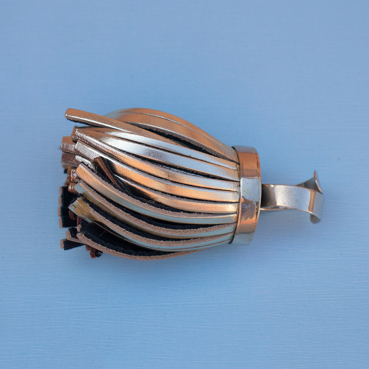 Anillo de cuero y alpaca Tao by Maison Domecq