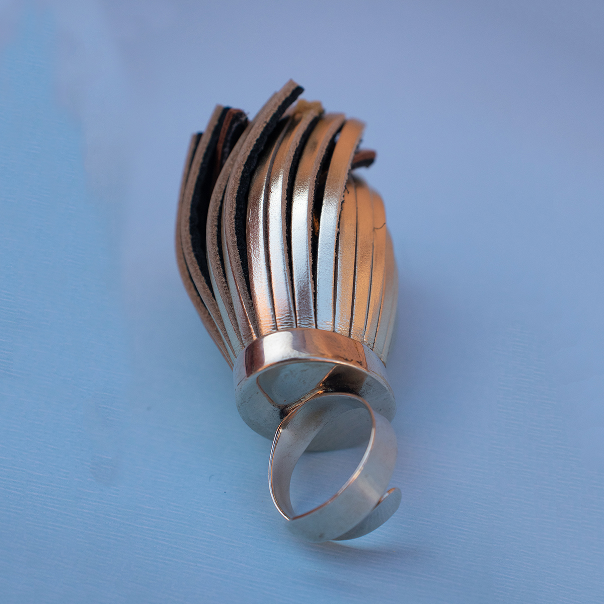 Anillo de cuero y alpaca Tao by Maison Domecq