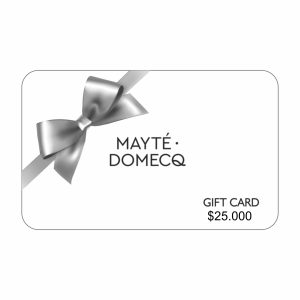 Tarjeta de regalo de Mayté Domecq con diseño elegante en tonos neutros y detalles en plateado.