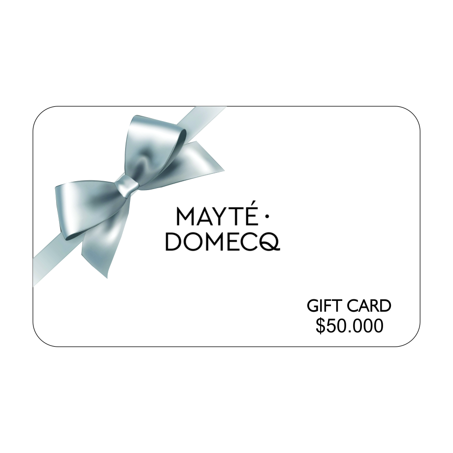 Tarjeta de regalo de Mayté Domecq con diseño elegante en tonos neutros y detalles en plateado.