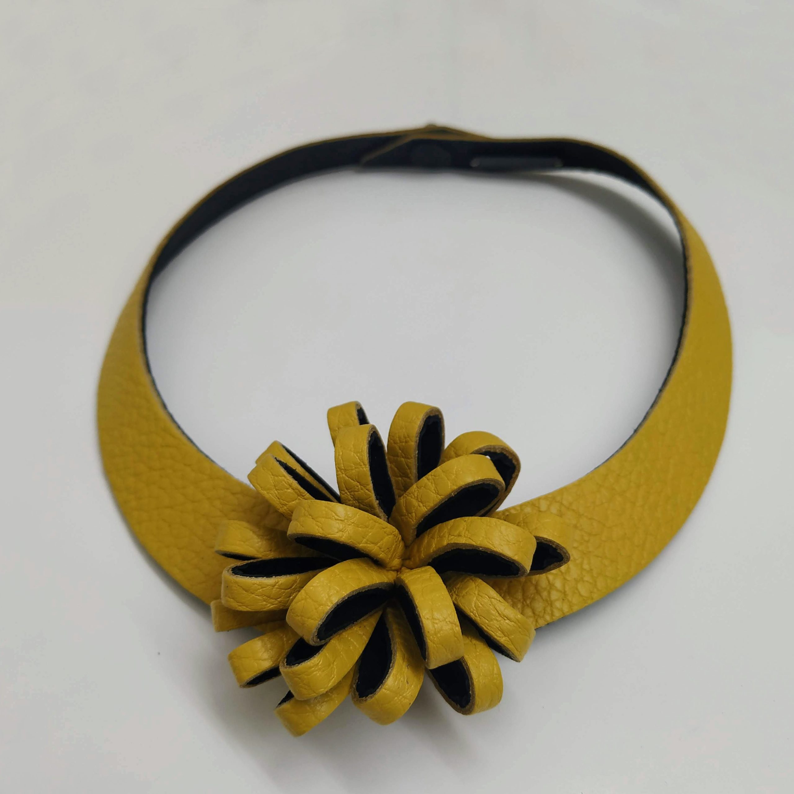 collar con un dije central con forma de flor