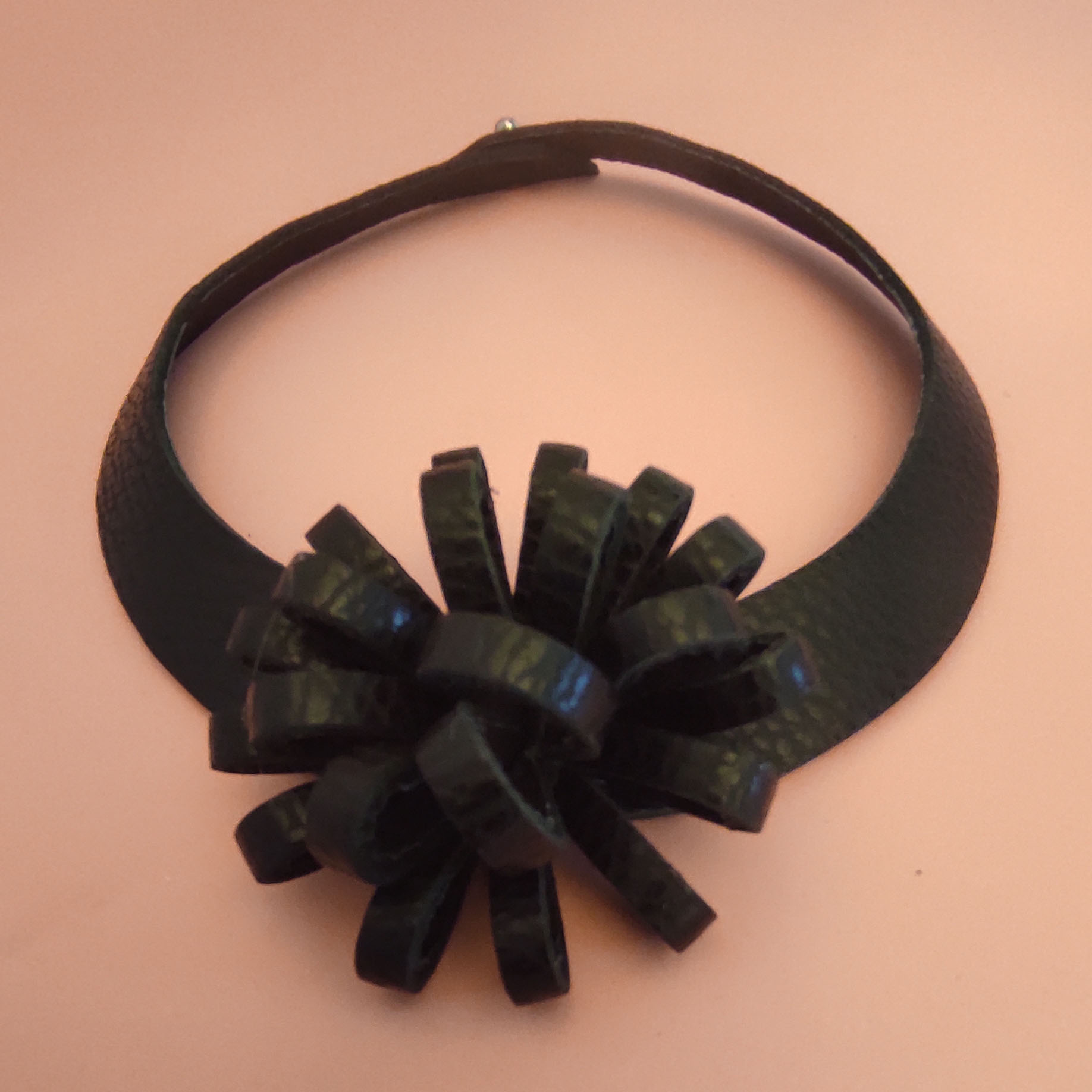 collar con un dije central con forma de flor