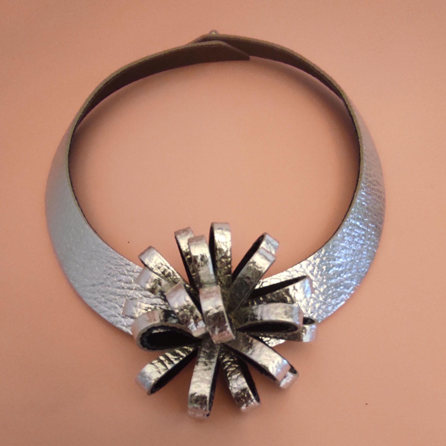 collar con un dije central con forma de flor